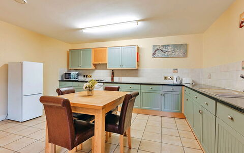Netley Hall - Peach Tree: Dek, Schaduw, Hardwood, Buitenmeubels, Balkon, Plank, Eco Hotel, Zwembad, Houten Vloer, Toevlucht
