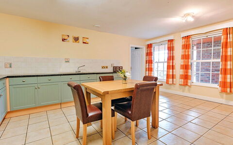 Netley Hall - Peach Tree: Dek, Schaduw, Hardwood, Buitenmeubels, Balkon, Plank, Eco Hotel, Zwembad, Houten Vloer, Toevlucht