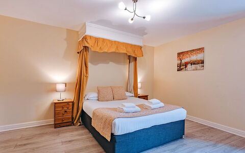 Netley Hall - Peach Tree: Dek, Schaduw, Hardwood, Buitenmeubels, Balkon, Plank, Eco Hotel, Zwembad, Houten Vloer, Toevlucht