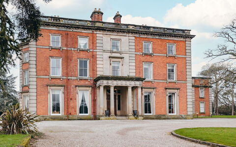 Netley Hall - Peach Tree: Dek, Schaduw, Hardwood, Buitenmeubels, Balkon, Plank, Eco Hotel, Zwembad, Houten Vloer, Toevlucht