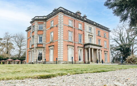 Netley Hall - Thyme: Dek, Schaduw, Hardwood, Buitenmeubels, Balkon, Plank, Eco Hotel, Zwembad, Houten Vloer, Toevlucht