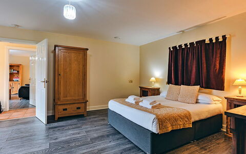 Netley Hall - Honeysuckle: Dek, Schaduw, Hardwood, Buitenmeubels, Balkon, Plank, Eco Hotel, Zwembad, Houten Vloer, Toevlucht