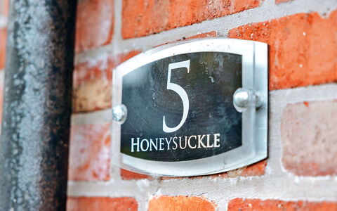 Netley Hall - Honeysuckle: Dek, Schaduw, Hardwood, Buitenmeubels, Balkon, Plank, Eco Hotel, Zwembad, Houten Vloer, Toevlucht