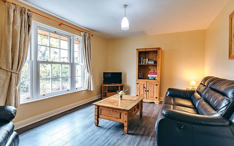 Netley Hall - Honeysuckle: Dek, Schaduw, Hardwood, Buitenmeubels, Balkon, Plank, Eco Hotel, Zwembad, Houten Vloer, Toevlucht