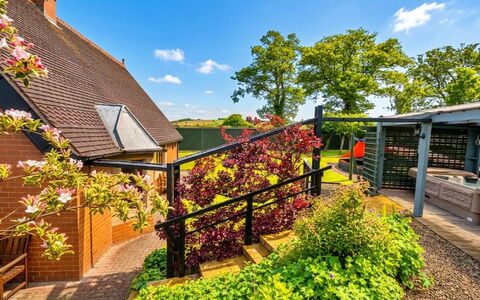 The Grove Annexe: Struik, Tuin, Hek, Landscaping, Schaduw, Werf, Botanische Tuin, Home Schermen, Backyard, Gang
