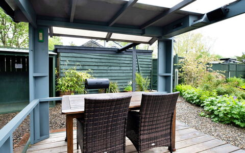 The Grove Annexe: Meubilair, Buitenmeubels, Tafel, Stoel, Schaduw, Buitentafel, Veranda, Tuin, Outdoor Structuur, Backyard