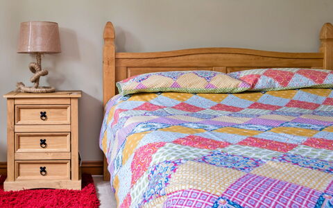 The Grove Annexe: Bed, Meubilair, Slaapkamer, Bedding, Laken, Linens, Hout, Textiel, Verdieping, Bed Frame