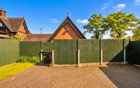 The Grove Annexe: Dak, Verblijf, Poort, Tuin, Hek, Landscaping, Landgoed, Oprit, Home Schermen, Gazon