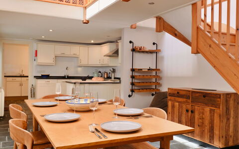 The Old Store: Meubilair, Interieur Ontwerp, Flooring, Verdieping, Hout, Keuken, Plafond, Stoel, Cabinetry, Houten Vloer