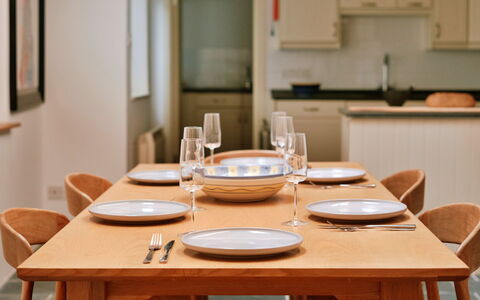 The Old Store: Meubilair, Hout, Tafel, Eetkamer, Interieur Ontwerp, Tableware, Keuken En Eettafel, Stoel, Flooring, Serveware