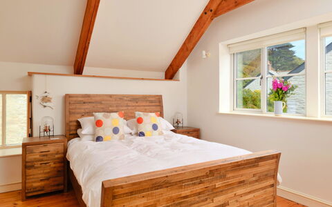 The Old Store: Bed, Meubilair, Slaapkamer, Interieur Ontwerp, Bedding, Laken, Hout, Flooring, Linens, Kamer