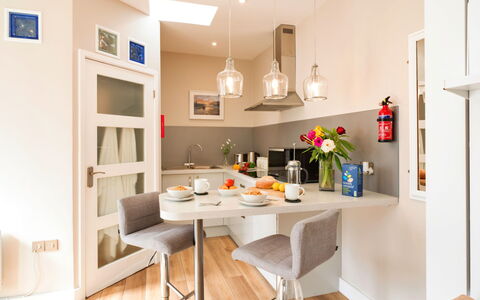 The Hideaway: Meubilair, Interieur Ontwerp, Flooring, Muur, Stoel, Keuken, Verdieping, Hout, Countertop, Lichte Inrichting