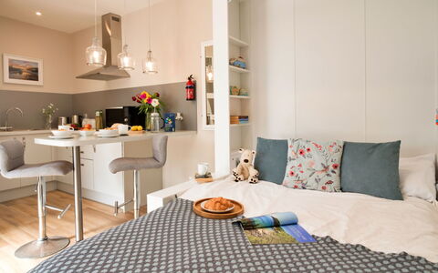 The Hideaway: Meubilair, Interieur Ontwerp, Flooring, Verdieping, Kamer, Textiel, Slaapkamer, Verlichting, Bed, Appartement