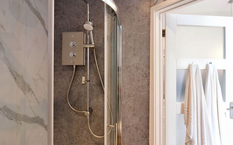 The Hideaway: Loodgieterswerkinrichting, Interieur Ontwerp, Badkamer, Flooring, Verdieping, Loodgieter, Verlichting, Douchekop, Douche, Kamer