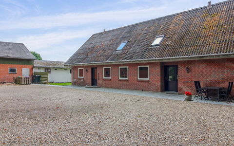 Drine - 19Km from the Sea: Hout, Dak, Huis, Huis, Architectuur, Siding, Land Lot, Verblijf, Schuur, Garden Gebouwen