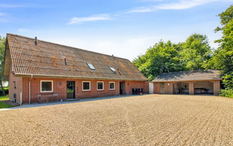 Drine - 19Km from the Sea: Hout, Dak, Huis, Huis, Architectuur, Siding, Land Lot, Verblijf, Schuur, Garden Gebouwen