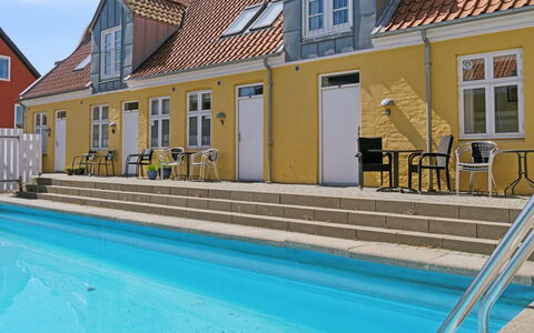 Elemine - 500M from the Sea: Dak, Huis, Huis, Verblijf, Deur, Siding, Landgoed, Gazon, Werf, Veranda