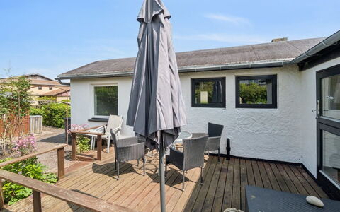Keld - 350M from the Sea: Hout, Huis, Deur, Veranda, Dek, Meubilair, Verblijf, Hardwood, Stoel, Schaduw