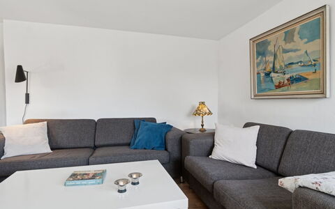 Keld - 350M from the Sea: Meubilair, Bankstel, Interieur Ontwerp, Flooring, Woonkamer, Verdieping, Kamer, Tafel, Appartement
