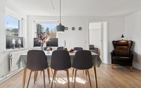 Keld - 350M from the Sea: Meubilair, Interieur Ontwerp, Flooring, Hout, Verdieping, Stoel, Keuken En Eettafel, Tafel, Plafond, Eetkamer