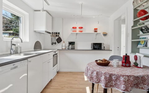 Keld - 350M from the Sea: Keuken, Toestel Van De Keuken, Meubilair, Countertop, Interieur Ontwerp, Major Appliance, Flooring, Cabinetry, Plafond, Huishoudapparatuur