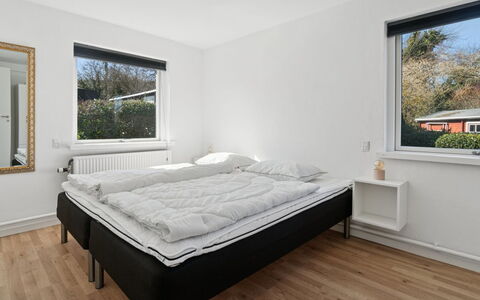 Keld - 350M from the Sea: Slaapkamer, Bed, Hout, Interieur Ontwerp, Plafond, Bedding, Verdieping, Laken, Flooring, Bed Frame