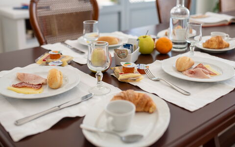 Masseria Lamagrotte By Raro Rooms: Voedsel, Tableware, Serveware, Dishware, Drinkware, Tafel, Meubilair, Bord, Ingrediënt