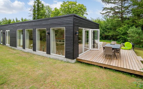 Albina - 650M from the Sea: Hout, Struik, Huis, Land Lot, Siding, Verblijf, Groundcover, Garden Gebouwen, Tuin, Hardwood