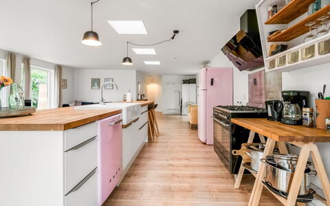 Albina - 650M from the Sea: Keuken, Interieur Ontwerp, Meubilair, Flooring, Countertop, Hout, Toestel Van De Keuken, Major Appliance, Verdieping, Plafond