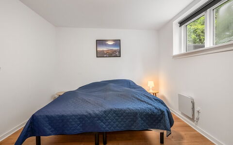Albina - 650M from the Sea: Slaapkamer, Hout, Interieur Ontwerp, Plafond, Bed, Verdieping, Flooring, Laken, Kamer, Bedding