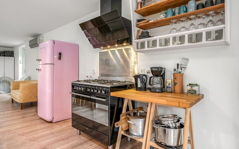 Albina - 650M from the Sea: Toestel Van De Keuken, Major Appliance, Interieur Ontwerp, Keuken, Hout, Flooring, Meubilair, Huishoudapparatuur, Verdieping, Verlichting
