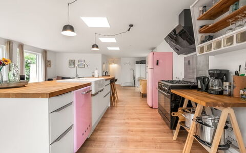 Albina - 650M from the Sea: Keuken, Interieur Ontwerp, Meubilair, Countertop, Toestel Van De Keuken, Flooring, Major Appliance, Hout, Verdieping, Plafond