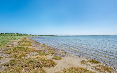 Tatianna - 100M from the Sea: Hout, Huis, Veranda, Dek, Hardwood, Dak, Beits, Houten Vloer, Eco Hotel