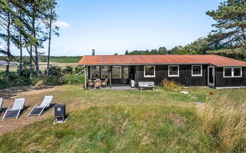 Tatianna - 100M from the Sea: Hout, Huis, Veranda, Dek, Hardwood, Dak, Beits, Houten Vloer, Eco Hotel