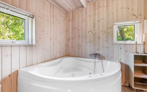 Tatianna - 100M from the Sea: Hout, Huis, Veranda, Dek, Hardwood, Dak, Beits, Houten Vloer, Eco Hotel
