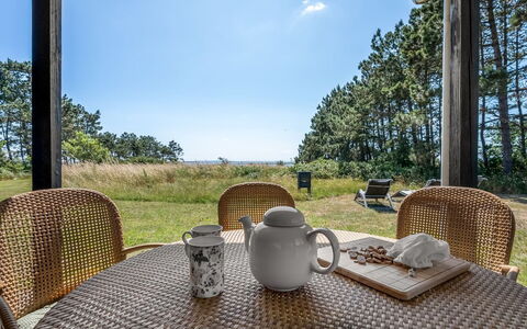 Tatianna - 100M from the Sea: Hout, Huis, Veranda, Dek, Hardwood, Dak, Beits, Houten Vloer, Eco Hotel