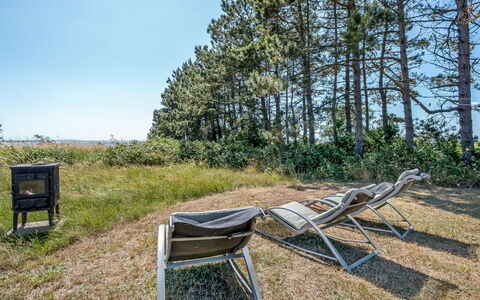 Tatianna - 100M from the Sea: Hout, Huis, Veranda, Dek, Hardwood, Dak, Beits, Houten Vloer, Eco Hotel