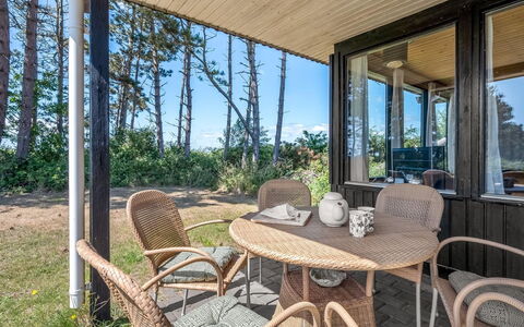 Tatianna - 100M from the Sea: Hout, Huis, Veranda, Dek, Hardwood, Dak, Beits, Houten Vloer, Eco Hotel