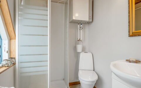 Annalia - 400M from the Sea: Flooring, Muur, Verdieping, Loodgieterswerkinrichting, Hout, Interieur Ontwerp, Wastafel In De Badkamer, Plafond, Kamer, Badkamer