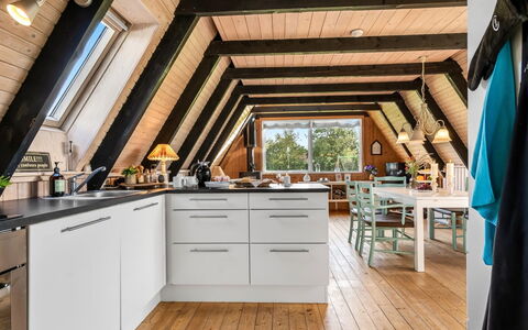 Annalia - 400M from the Sea: Hout, Flooring, Plafond, Keuken, Meubilair, Interieur Ontwerp, Zolder, Verdieping, Stoel, Houten Vloer