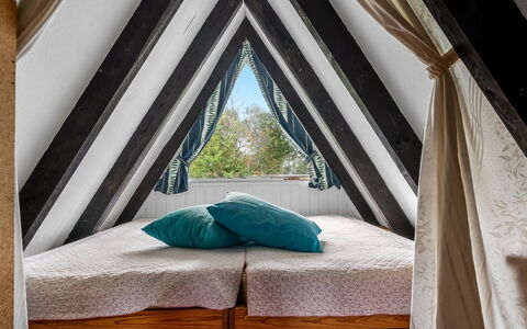 Annalia - 400M from the Sea: Hout, Linens, Slaapkamer, Bedding, Laken, Bed, Hardwood, Schaduw, Natuurlijk Materiaal