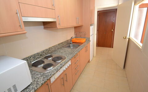 Cambrils 185: Cabinetry, Toestel Van De Keuken, Keuken, Fornuis, Hout, Countertop, Cooktop, Huishoudapparatuur, Flooring, Interieur Ontwerp