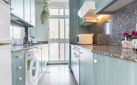 Reus Mediterrani: Cabinetry, Countertop, Eigendom, Keuken, Fornuis, Interieur Ontwerp, Gebouw, Architectuur, Flooring, Verdieping