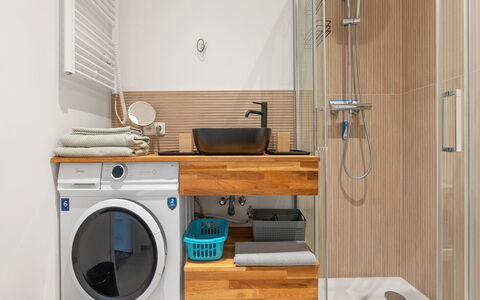 Art District Nook: Loodgieterswerkinrichting, Wasmachine, Interieur Ontwerp, Wastafel, Flooring, Kraan, Badkamerkast, Verdieping, Badkamer, Loodgieter