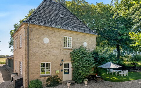 Iivo - 1.3Km from the Sea: Huis, Struik, Dak, Huis, Deur, Verblijf, Landgoed, Schuifraam, Tuin, Boerderij
