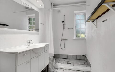 Iivo - 1.3Km from the Sea: Loodgieterswerkinrichting, Flooring, Muur, Interieur Ontwerp, Verdieping, Badkamer, Wastafel, Plafond, Loodgieter, Kraan