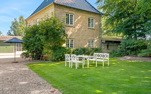 Iivo - 1.3Km from the Sea: Huis, Struik, Dak, Huis, Verblijf, Tuin, Landgoed, Boerderij, Gazon, Landscaping