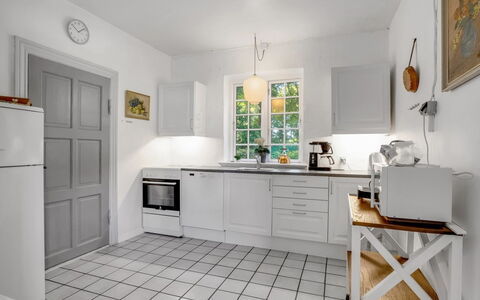 Iivo - 1.3Km from the Sea: Flooring, Keuken, Interieur Ontwerp, Toestel Van De Keuken, Verdieping, Major Appliance, Countertop, Meubilair, Cabinetry, Huishoudapparatuur