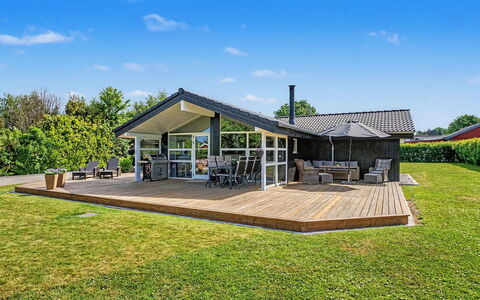 Frederikke - 875M from the Sea: Dak, Huis, Verblijf, Schaduw, Landgoed, Veranda, Landscaping, Gazon, Boerderij, Ontwerp