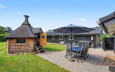 Frederikke - 875M from the Sea: Dak, Huis, Verblijf, Huis, Siding, Tuin, Schaduw, Garden Gebouwen, Werf, Backyard